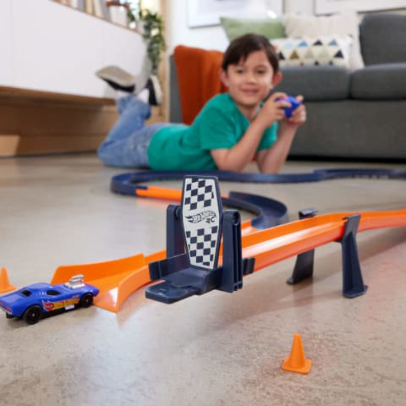 Hot Wheels 1:64 Scale RC Speed Challenge and Track Building Toy Set (30-Pieces)