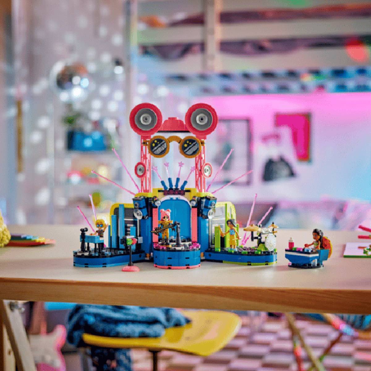 Set de construcción de juguetes LEGO Friends: espectáculo de talentos musicales de Heartlake City (669 piezas)