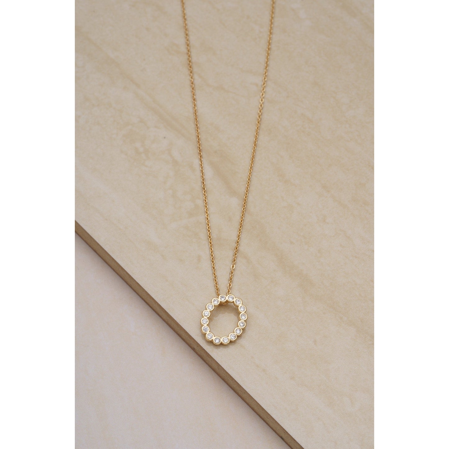 Collar con colgante de inicial "O" de cristal simple de 16,5" de Ettika en baño de oro de 18 k sobre latón y acero