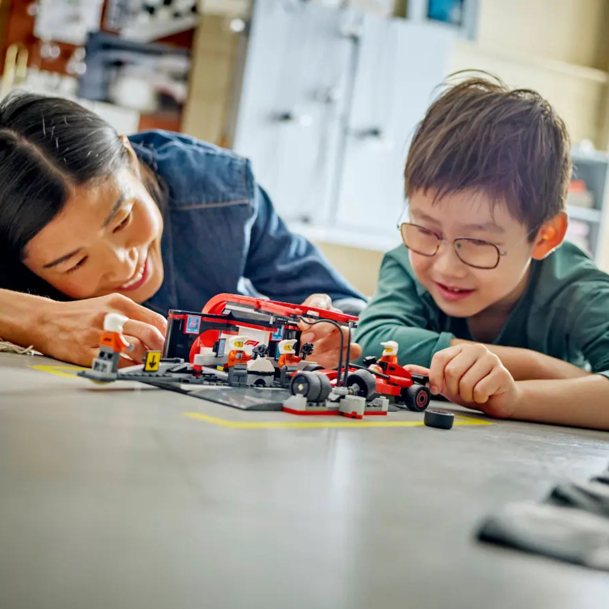 LEGO F1 Pit Stop & Pit Crew with Ferrari Car Toy Set (322-Pieces)