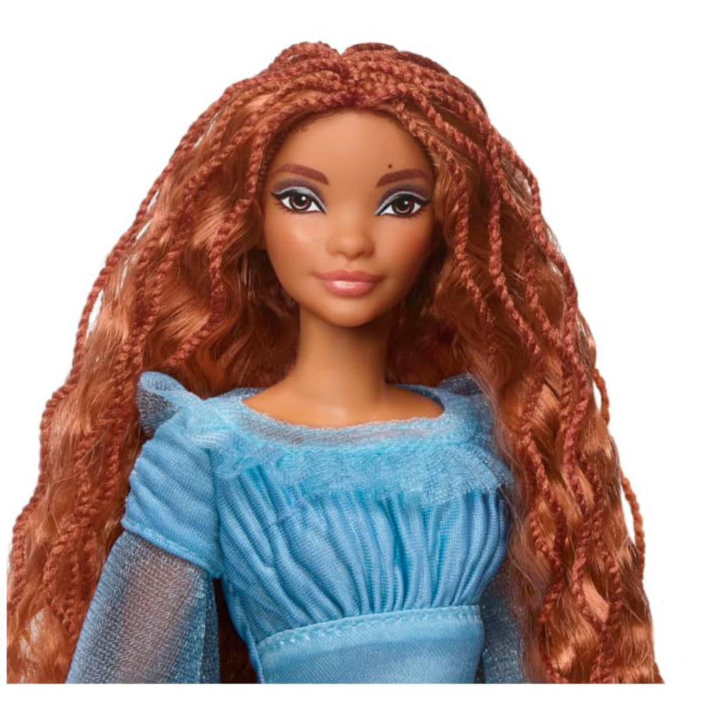 Muñeca Ariel de La Sirenita de Mattel Disney en tierra con su característico vestido azul