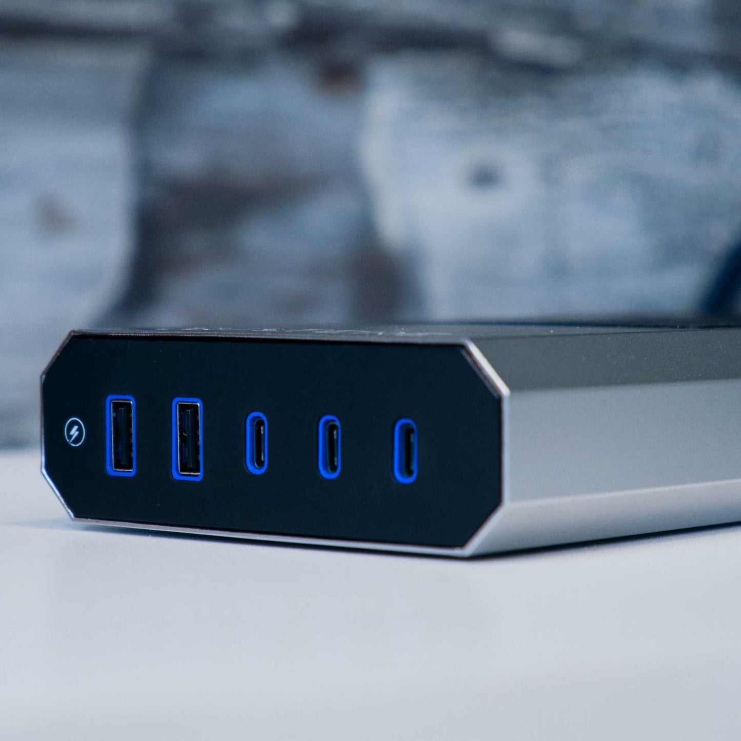 Austere 5SPS6US1 V Series 6 Outlet with Omniport USB - Silver/Black