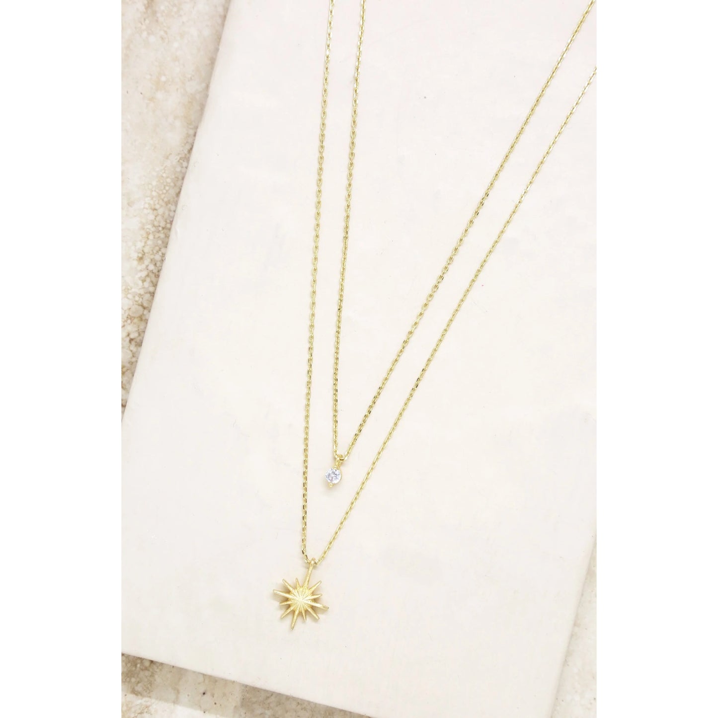 Collar chapado en oro de 18 k con cristales y estrellas en capas de Ettika