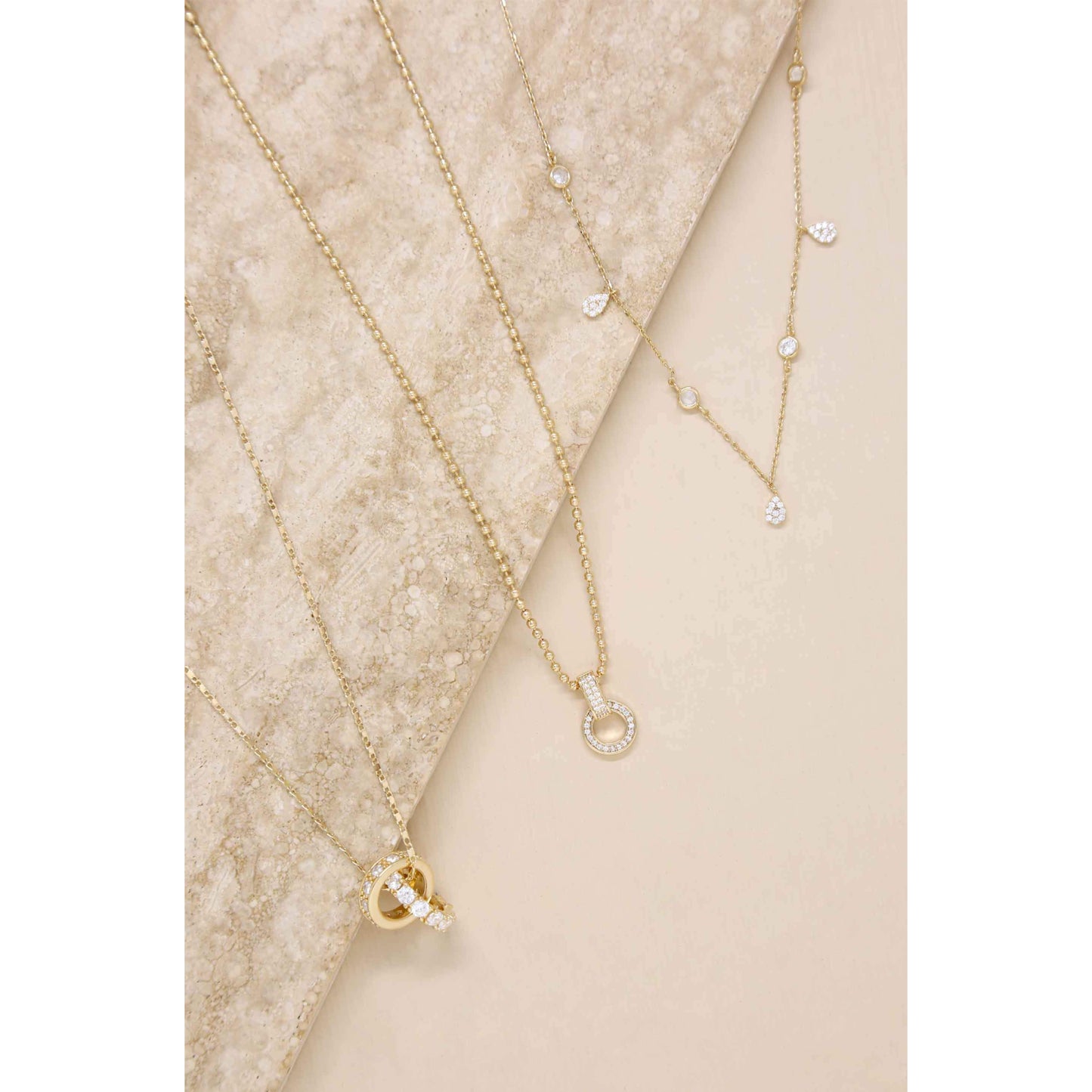 Conjunto de tres collares chapados en oro de 18 k con cristales delicados de Ettika