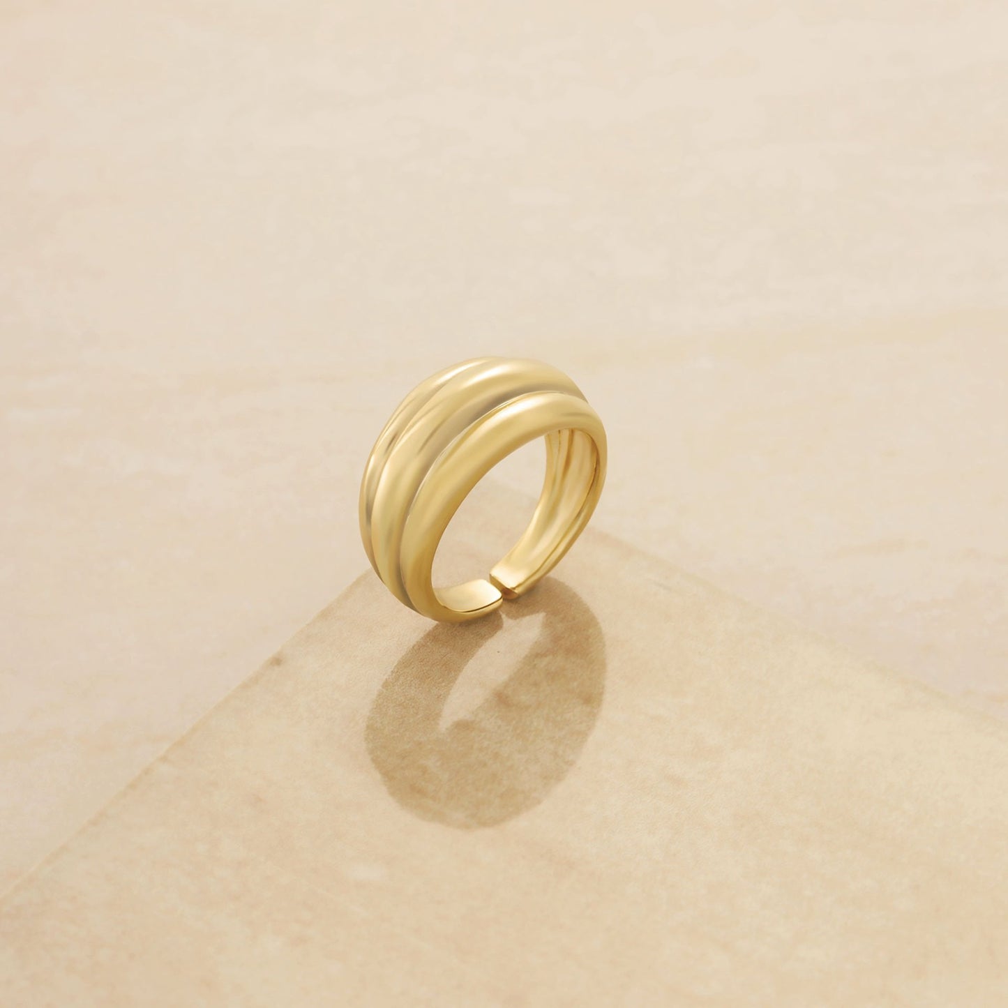 Anillo ajustable con memoria en tono dorado para mujer de Ettika (talla 8)