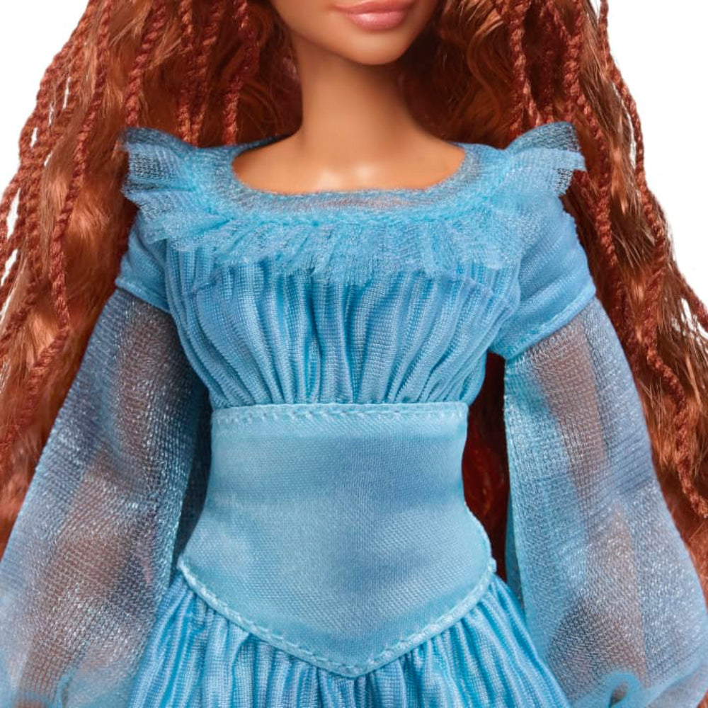 Muñeca Ariel de La Sirenita de Mattel Disney en tierra con su característico vestido azul