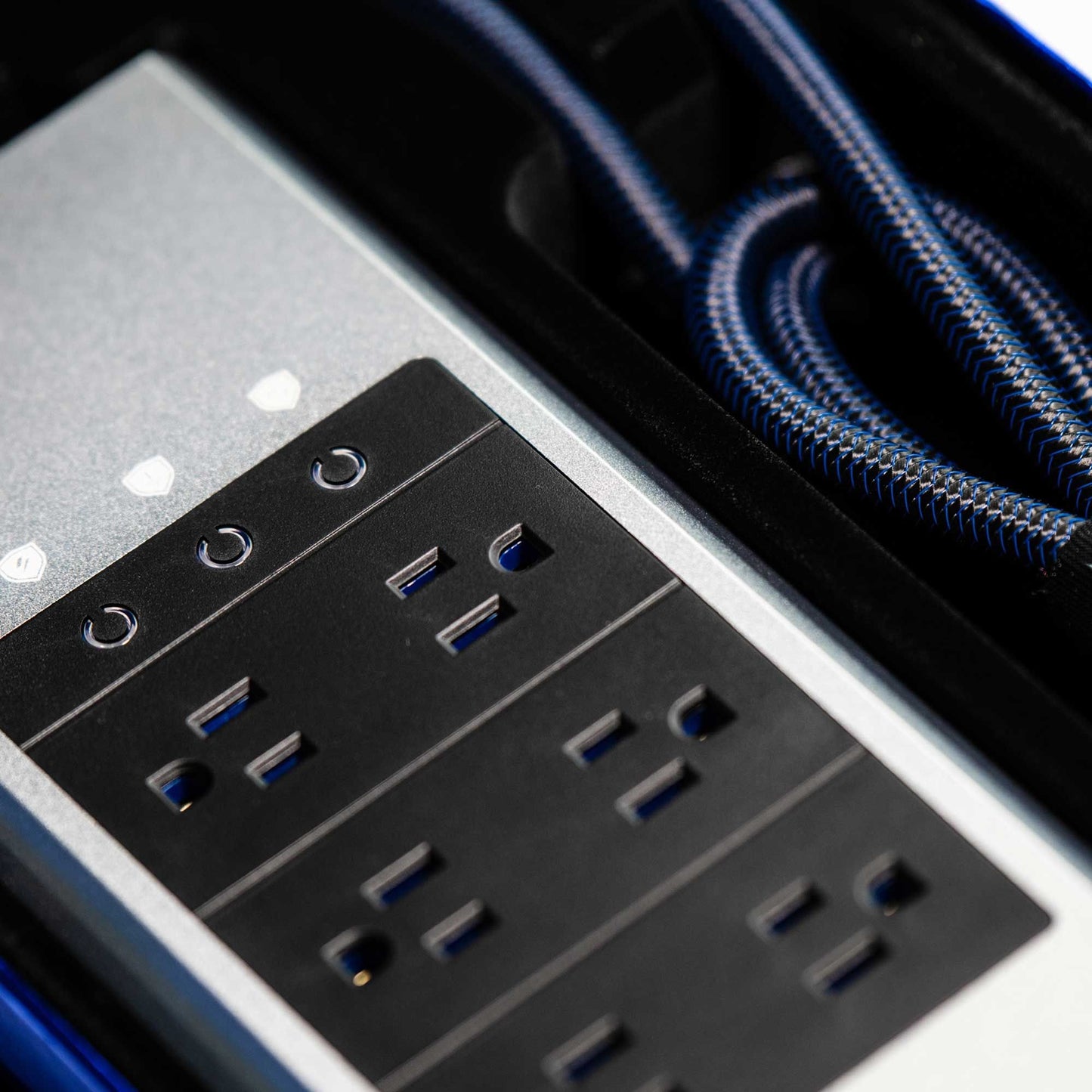 Austere 5SPS6US1 V Series 6 Outlet with Omniport USB - Silver/Black