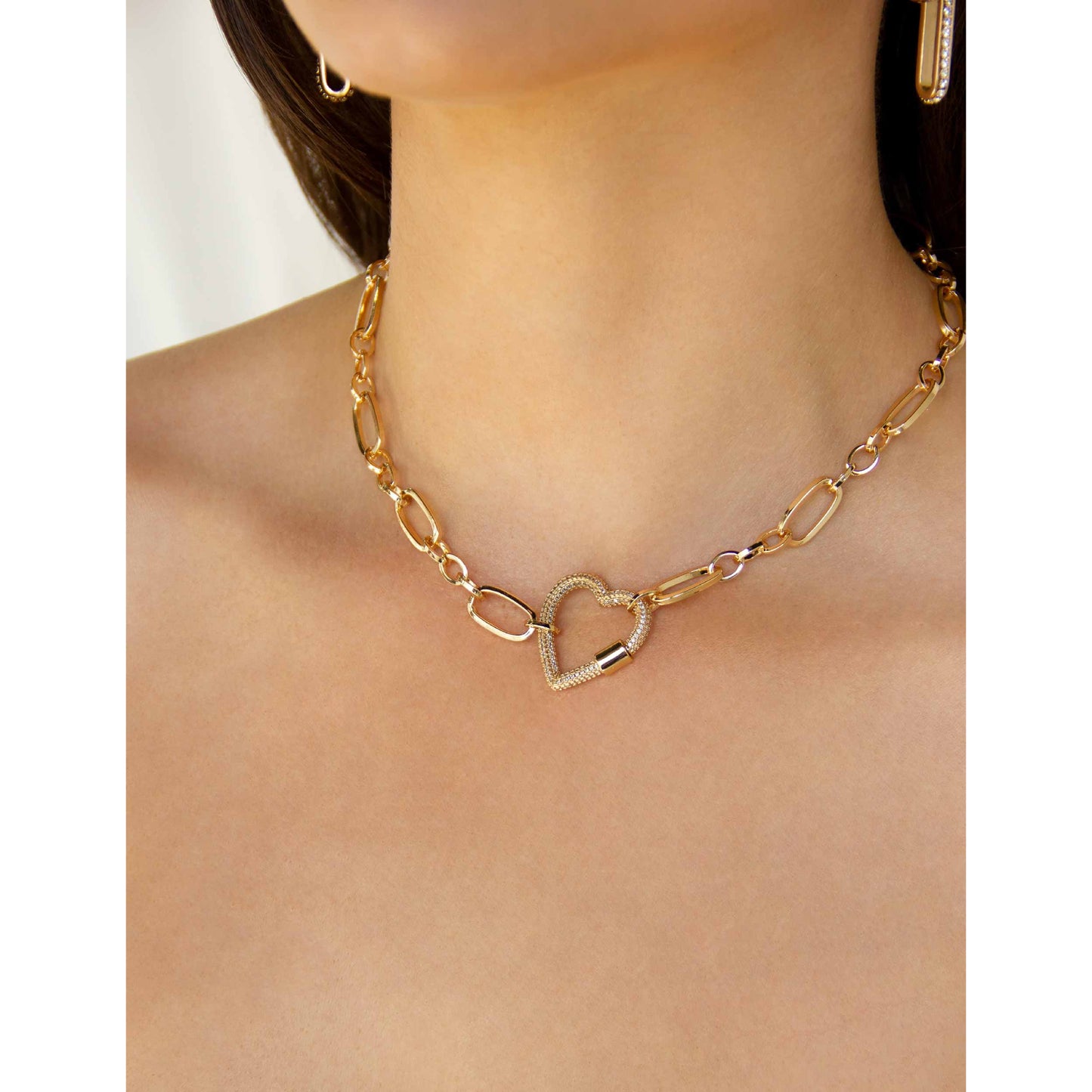 Collar con candado de corazón abierto de 16" de Ettika bañado en oro de 18 k sobre latón y acero