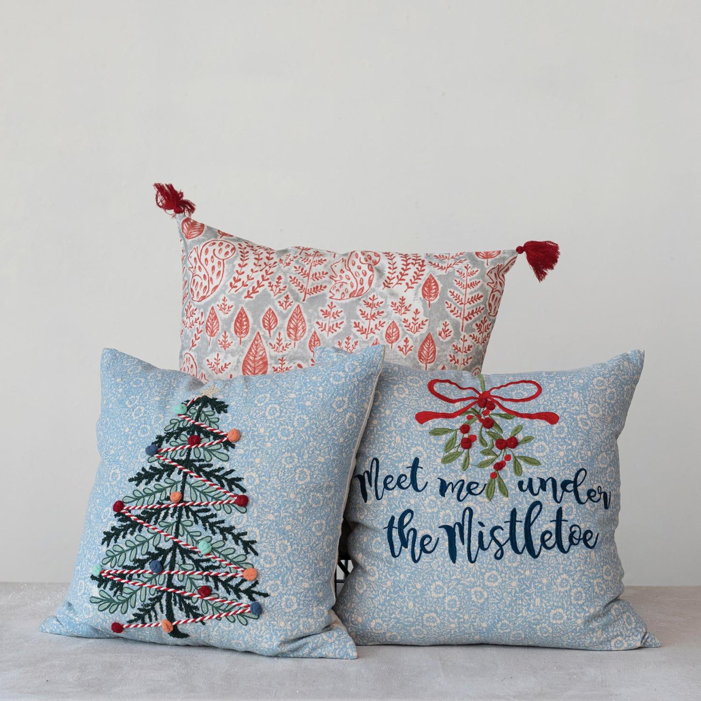 Almohada de algodón estampada de 18" con diseño de muérdago, bordado y pompones de Creative Co-Op - Multicolor
