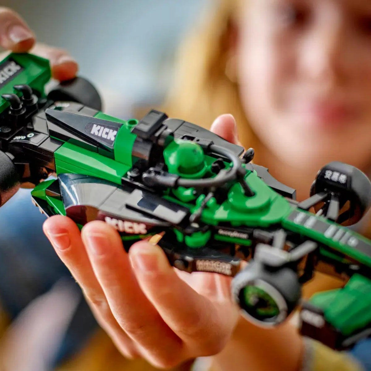 LEGO Speed Champions KICK Sauber F1 Team C44 Race Car Building Toy Set (259-Pieces)