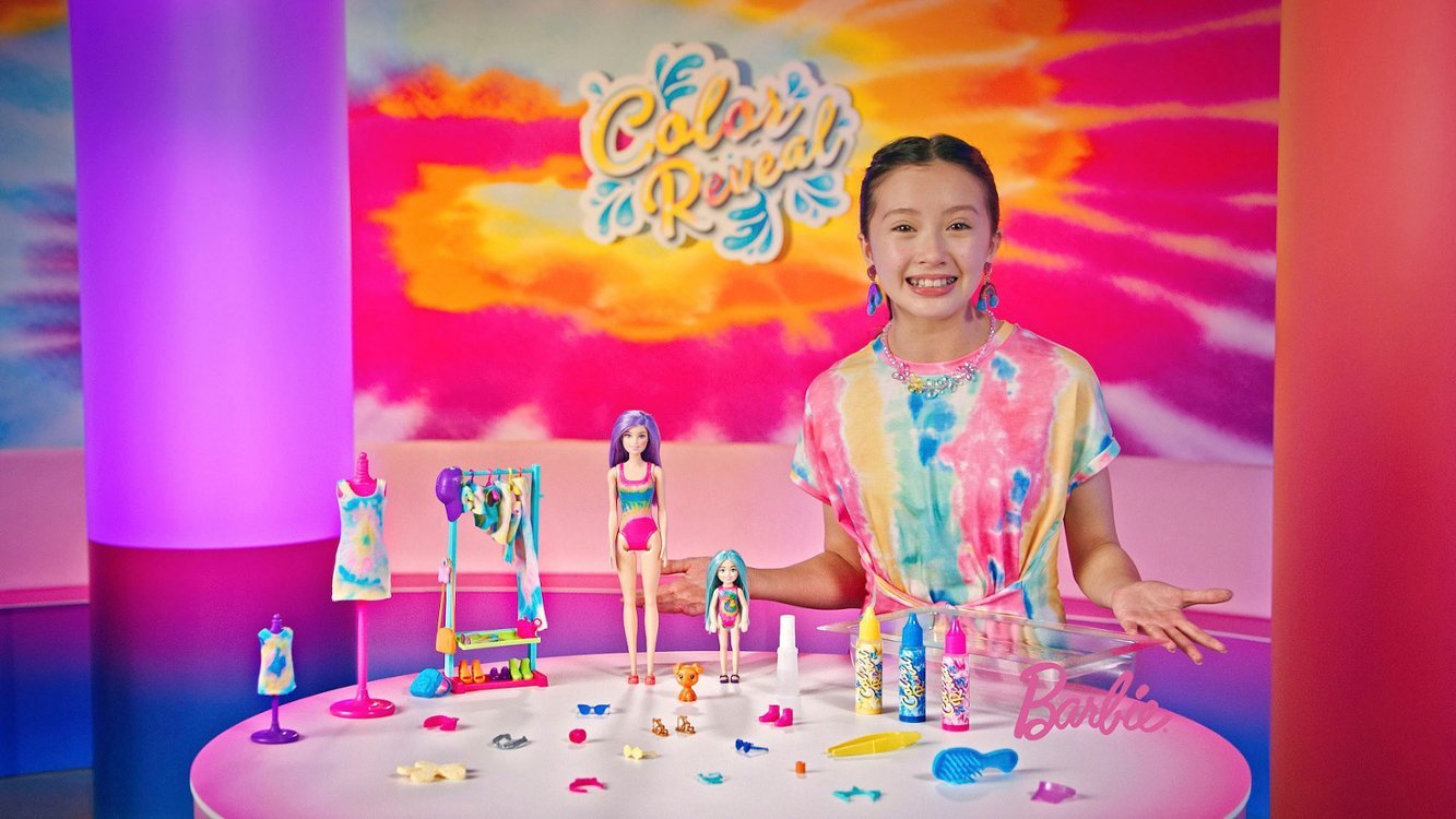 Barbie Color Reveal Tie Dye Fashion Maker con 2 muñecas y accesorios