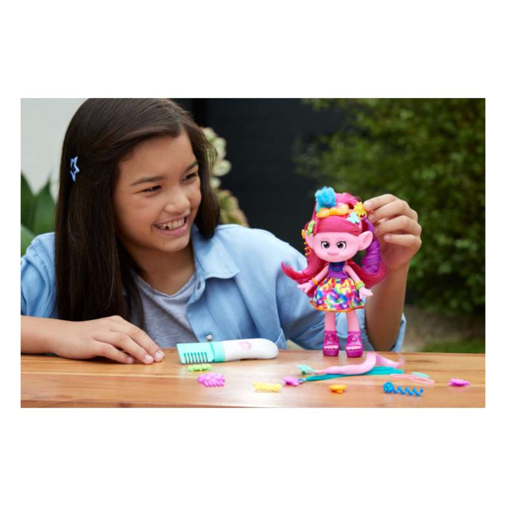 Muñeca de moda Queen Poppy con peinado fantástico y más de 15 accesorios para el cabello de Dreamworks Trolls Band Together