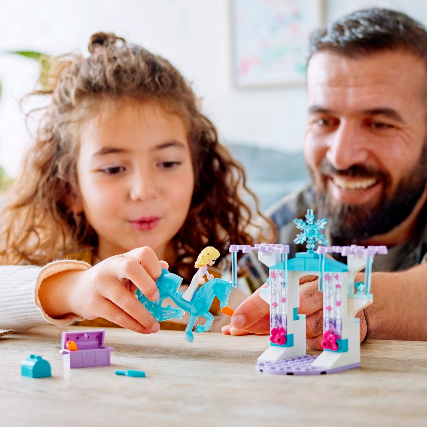 Juego de construcción LEGO Disney Frozen Elsa y el establo de hielo de Nokk (53 piezas)