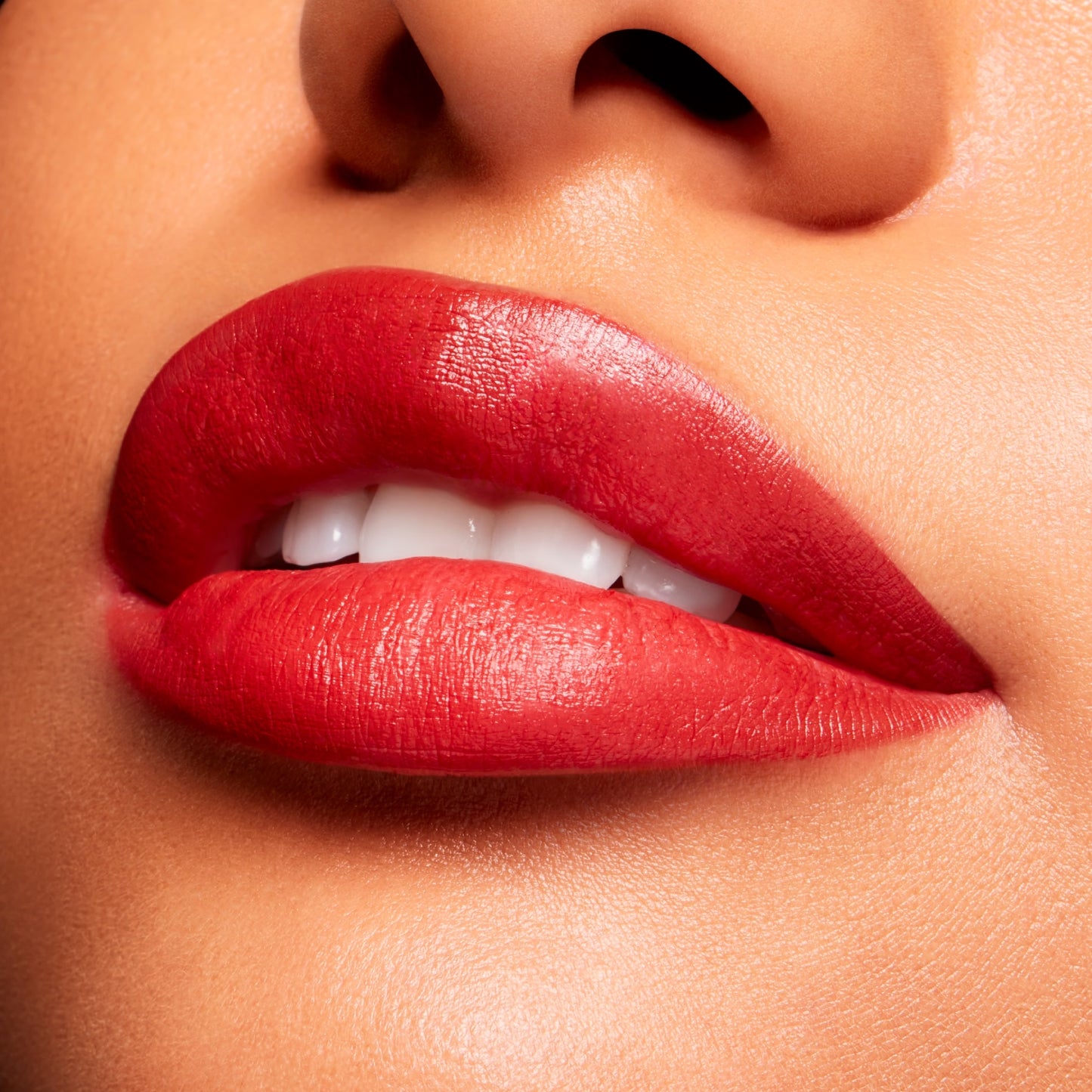 Lápiz labial fino Powder Kiss Velvet Blur de Mac Cosmetics, 0,07 oz - Dubonnet Buzz