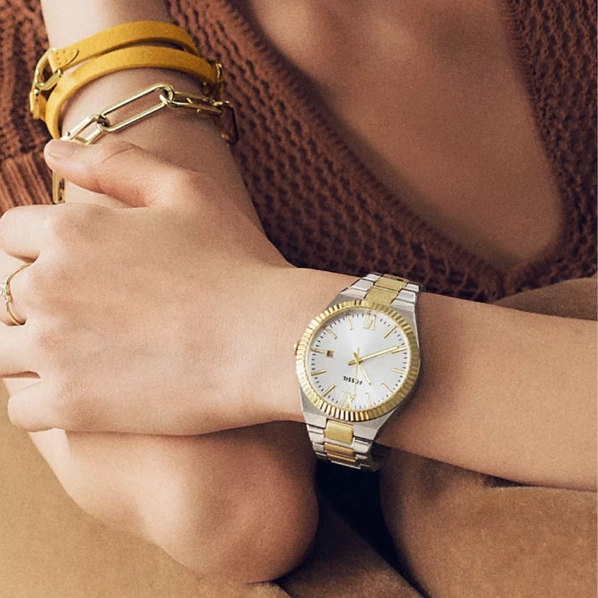 Reloj Fossil Scarlette para mujer, de 38 mm, con pulsera de dos tonos y fecha y tres manecillas, esfera plateada