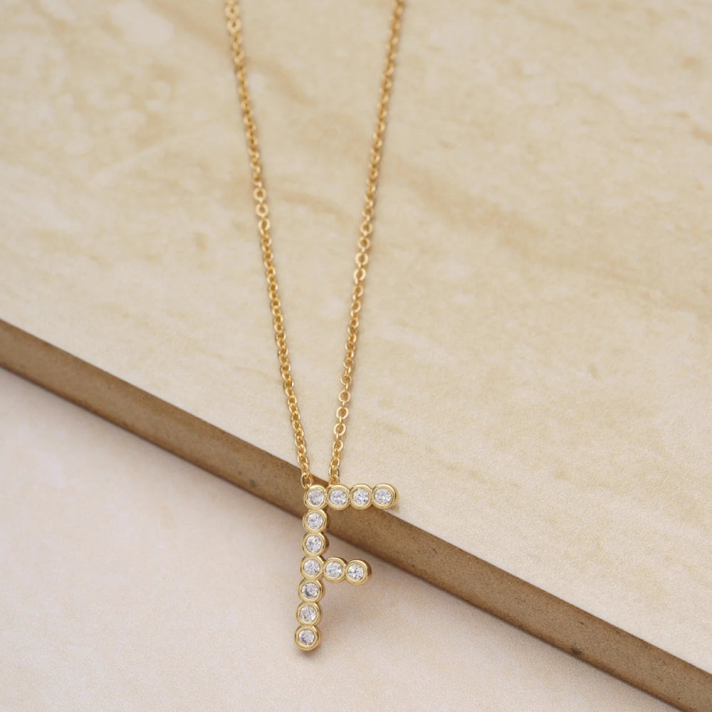 Collar con colgante de inicial "A" de cristal simple de 16,5" de Ettika en baño de oro de 18 k sobre latón y acero
