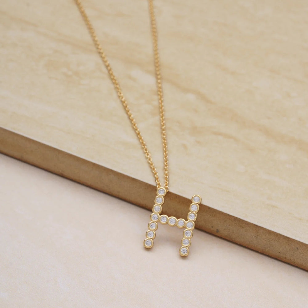 Collar con colgante de inicial "A" de cristal simple de 16,5" de Ettika en baño de oro de 18 k sobre latón y acero