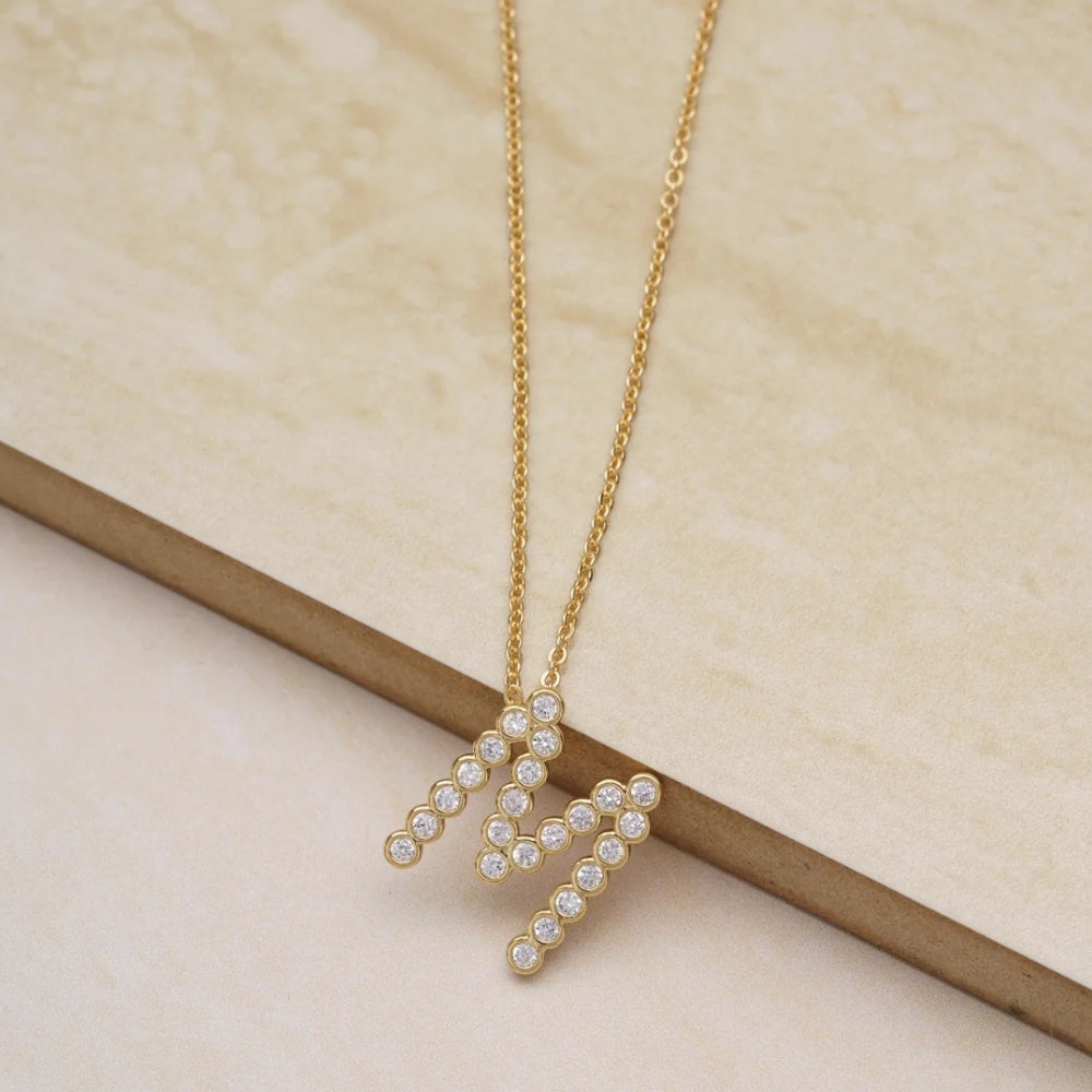 Collar con colgante de inicial "A" de cristal simple de 16,5" de Ettika en baño de oro de 18 k sobre latón y acero