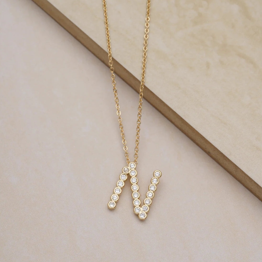 Collar con colgante de inicial "A" de cristal simple de 16,5" de Ettika en baño de oro de 18 k sobre latón y acero