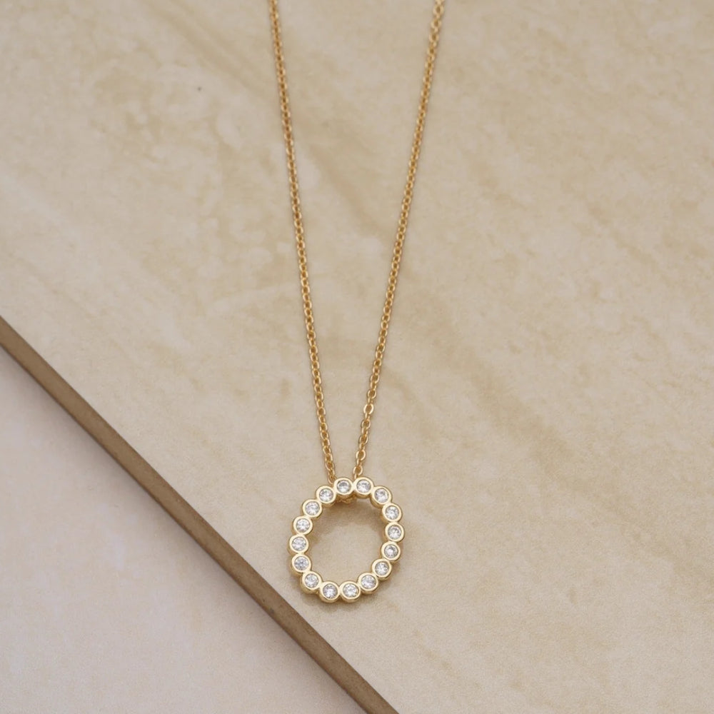 Collar con colgante de inicial "A" de cristal simple de 16,5" de Ettika en baño de oro de 18 k sobre latón y acero