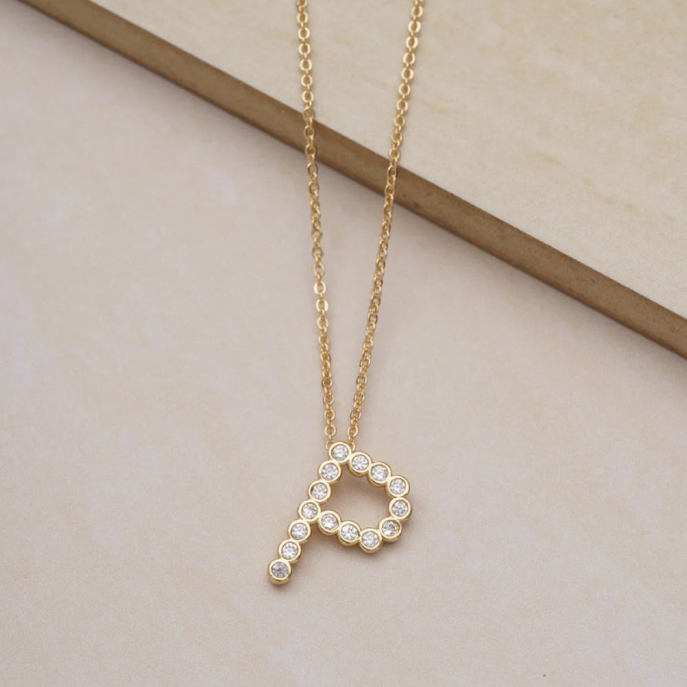 Collar con colgante de inicial "A" de cristal simple de 16,5" de Ettika en baño de oro de 18 k sobre latón y acero