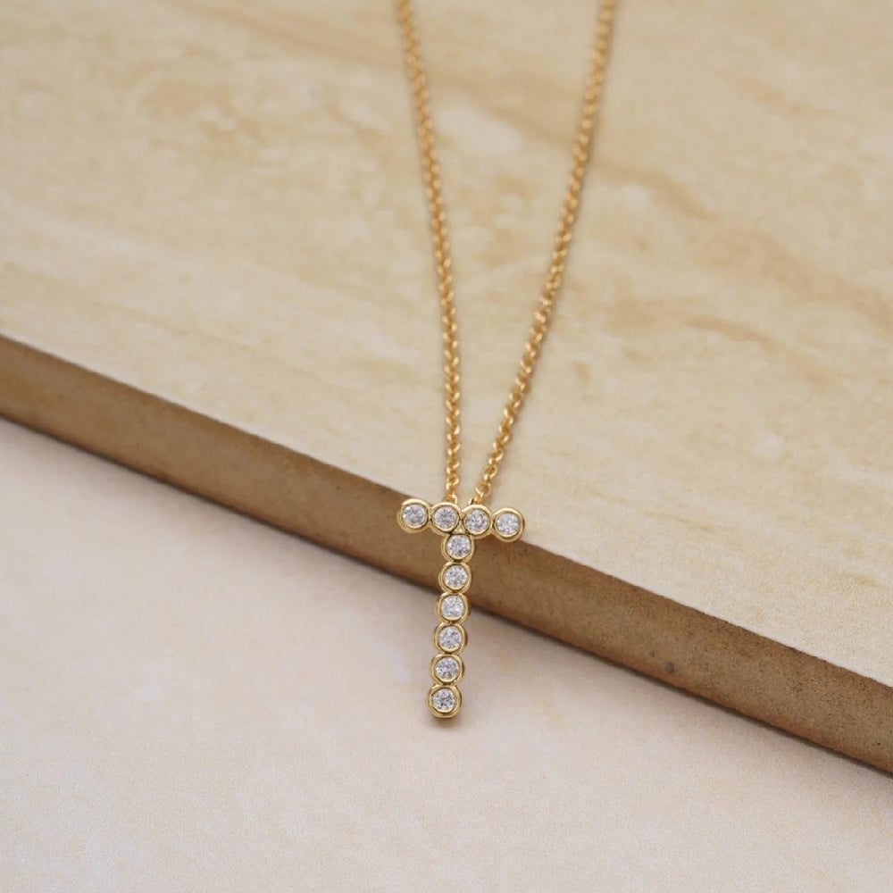 Collar con colgante de inicial "A" de cristal simple de 16,5" de Ettika en baño de oro de 18 k sobre latón y acero