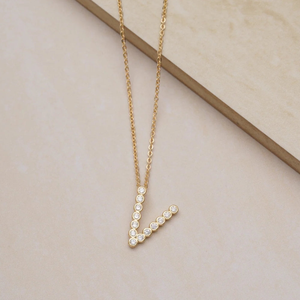 Collar con colgante de inicial "A" de cristal simple de 16,5" de Ettika en baño de oro de 18 k sobre latón y acero