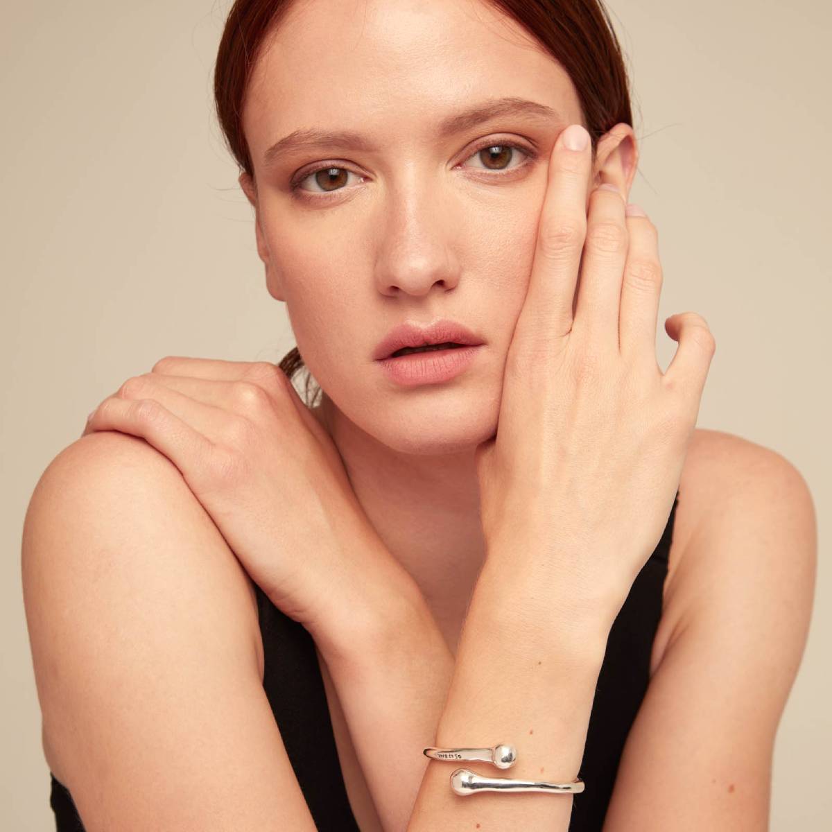 UNOde50 Youthful Unisex Medium Inner Spring Bangle Bracelet in Metal