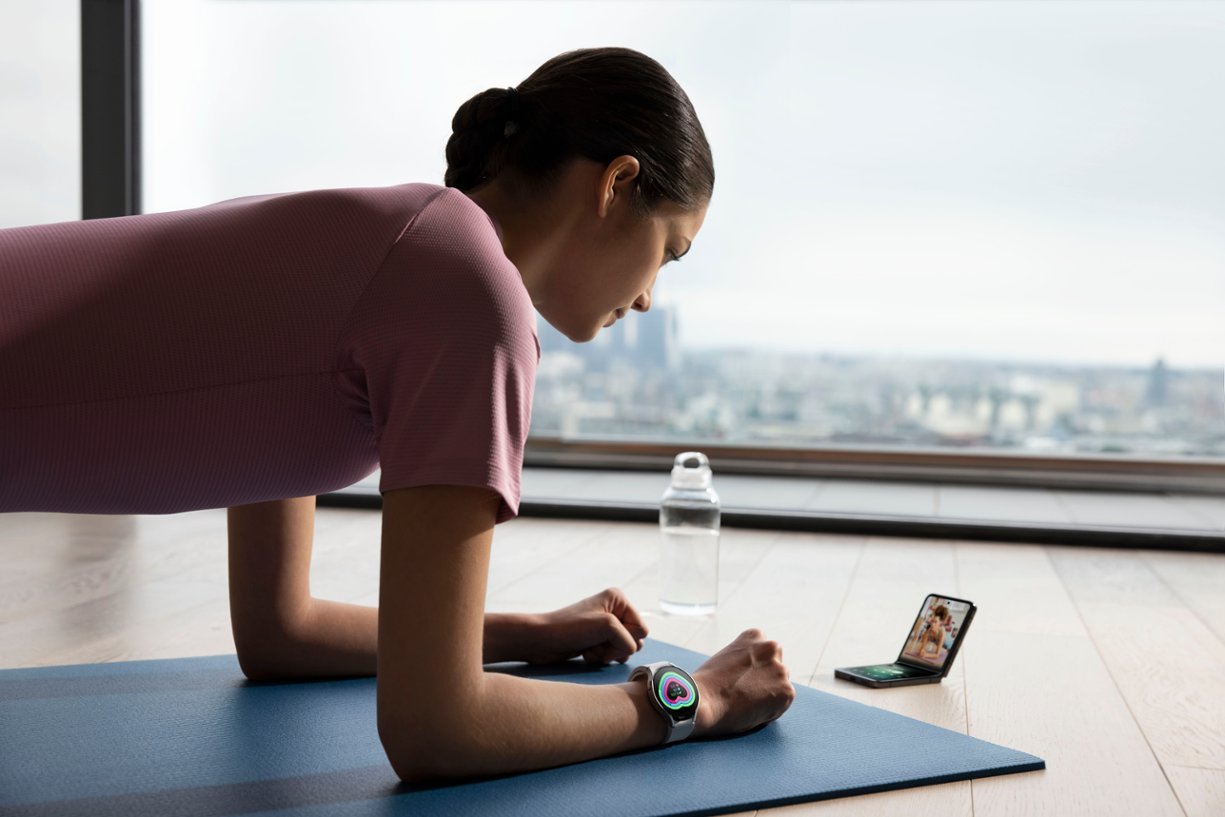 Reloj inteligente Samsung Galaxy Watch6 unisex con caja de aluminio de 43 mm y correa de cuero negra - LTE