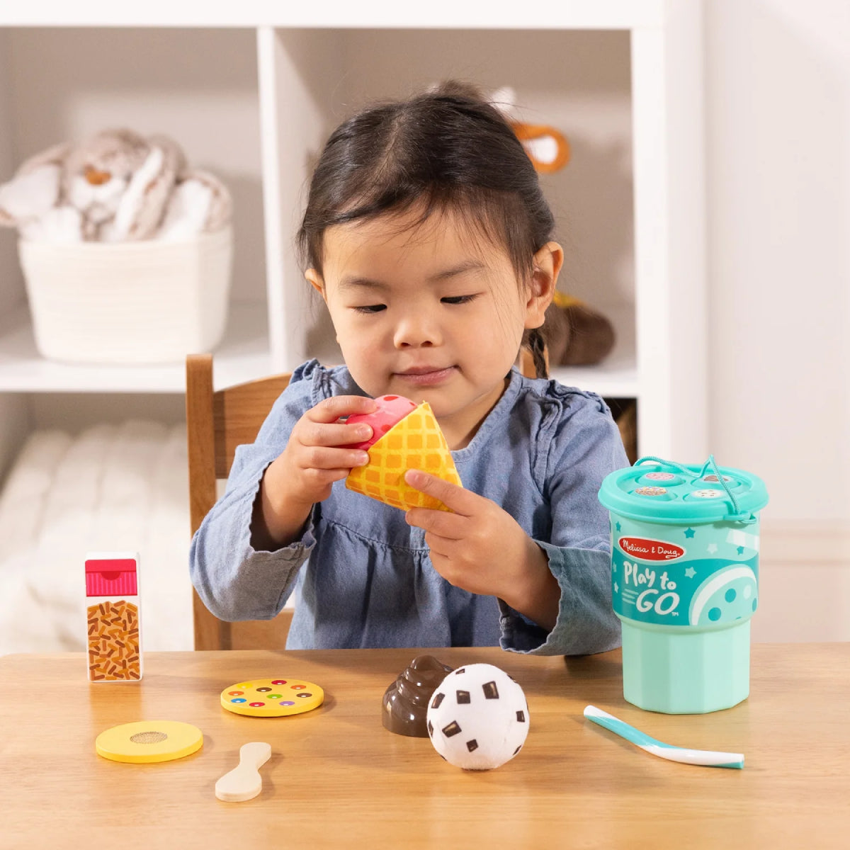 Melissa and Doug Play to Go Ice Cream Play Set (11 Pieces)