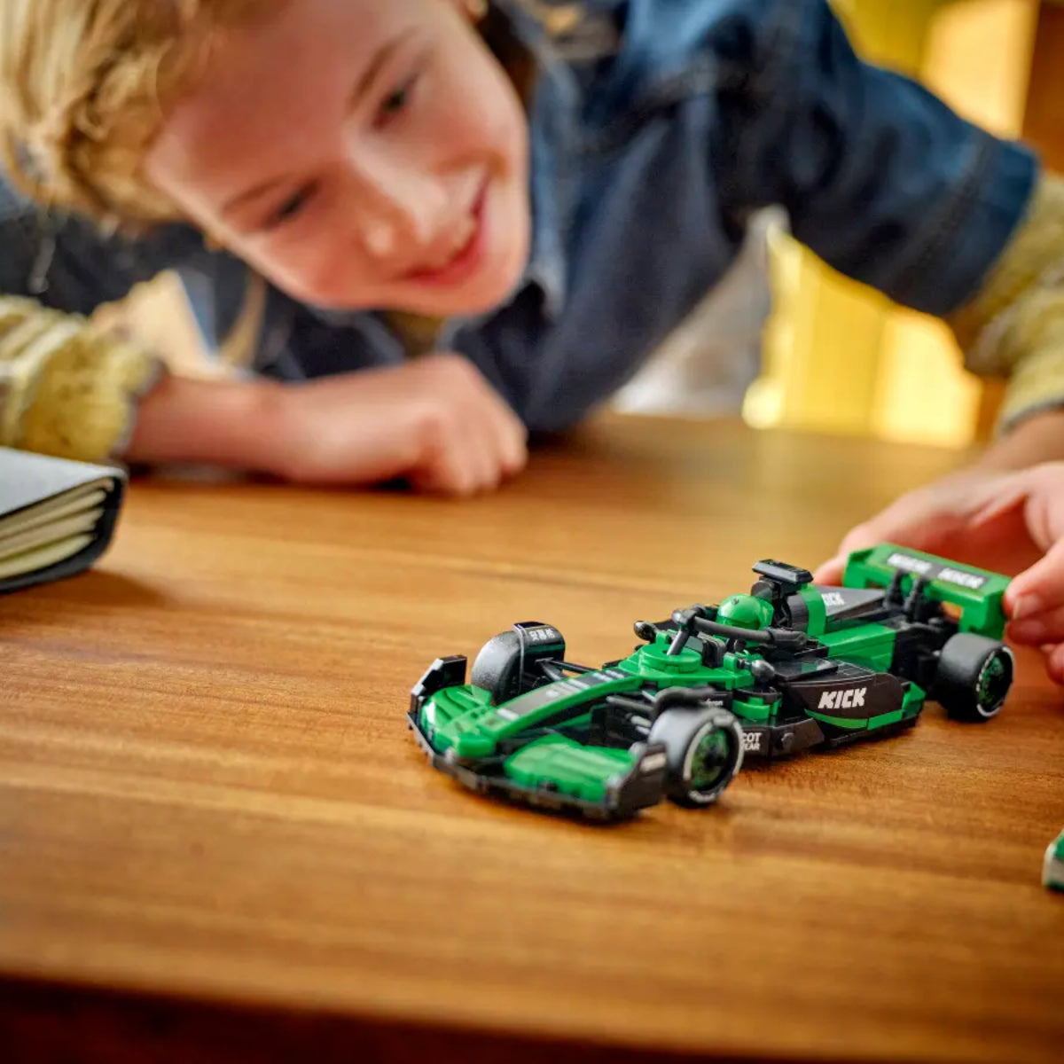 LEGO Speed Champions KICK Sauber F1 Team C44 Race Car Building Toy Set (259-Pieces)