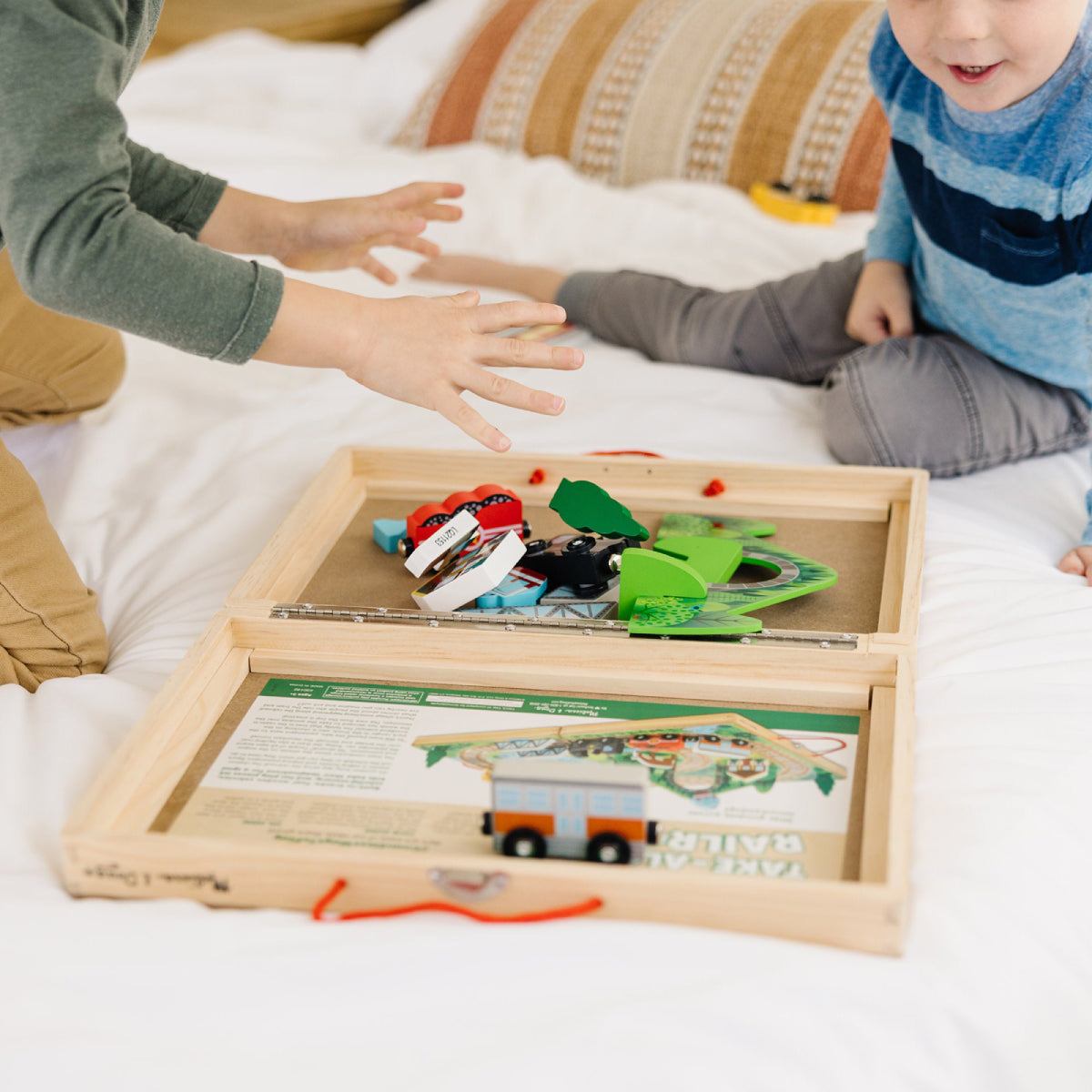 Melissa & Doug Take-Along Railroad Set with Storage Case (17-Pieces)