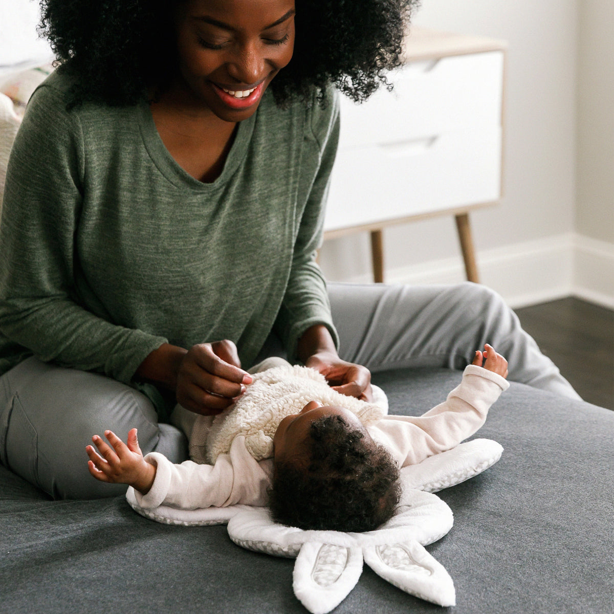 Ingenuity InLighten Twinkle Tails Baby Bouncer Seat with Light Up Toy Bar - Gray