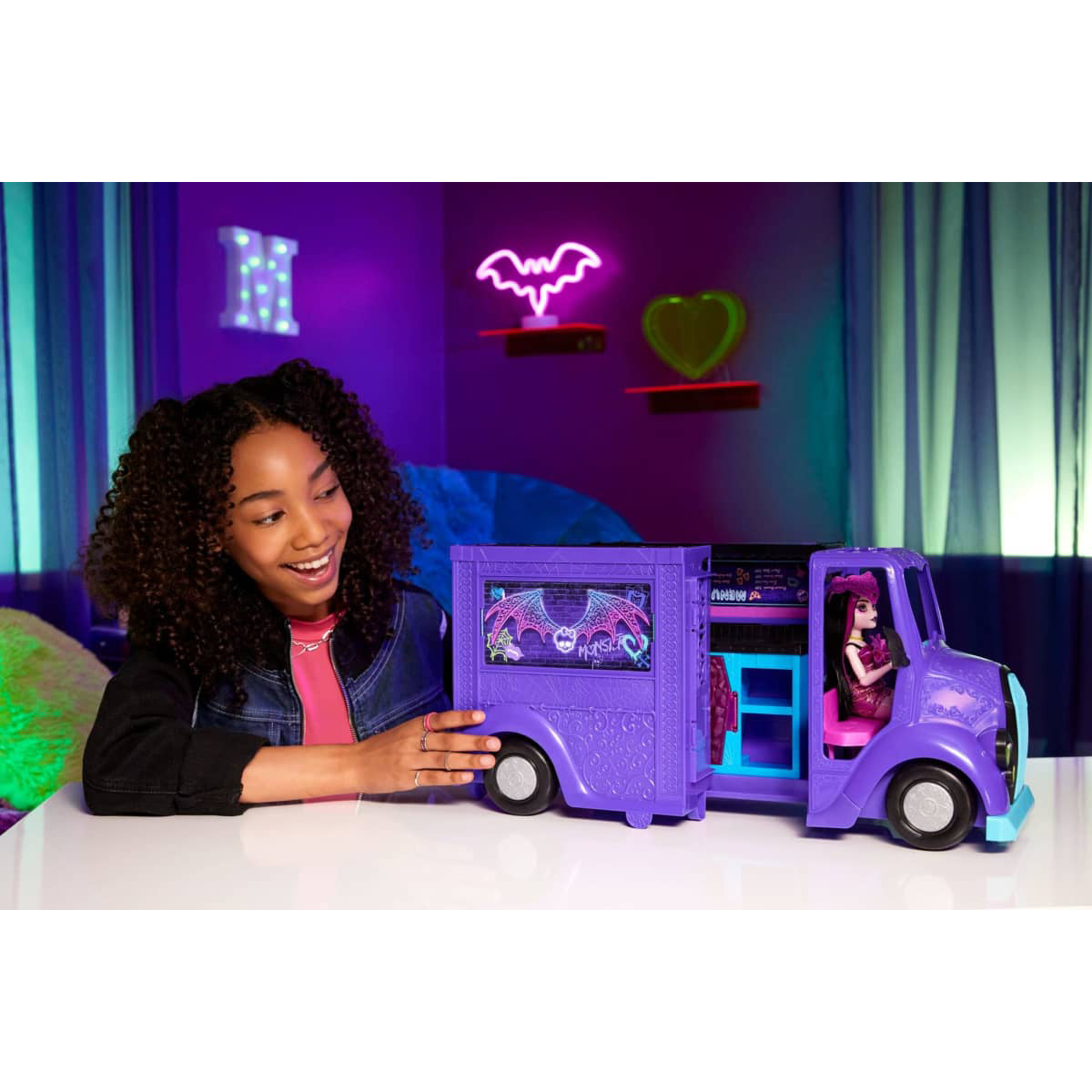 Monster High Draculaura Doll and Fangtastic Rockin’ Food Truck Playset with 13+ Themed Accessories