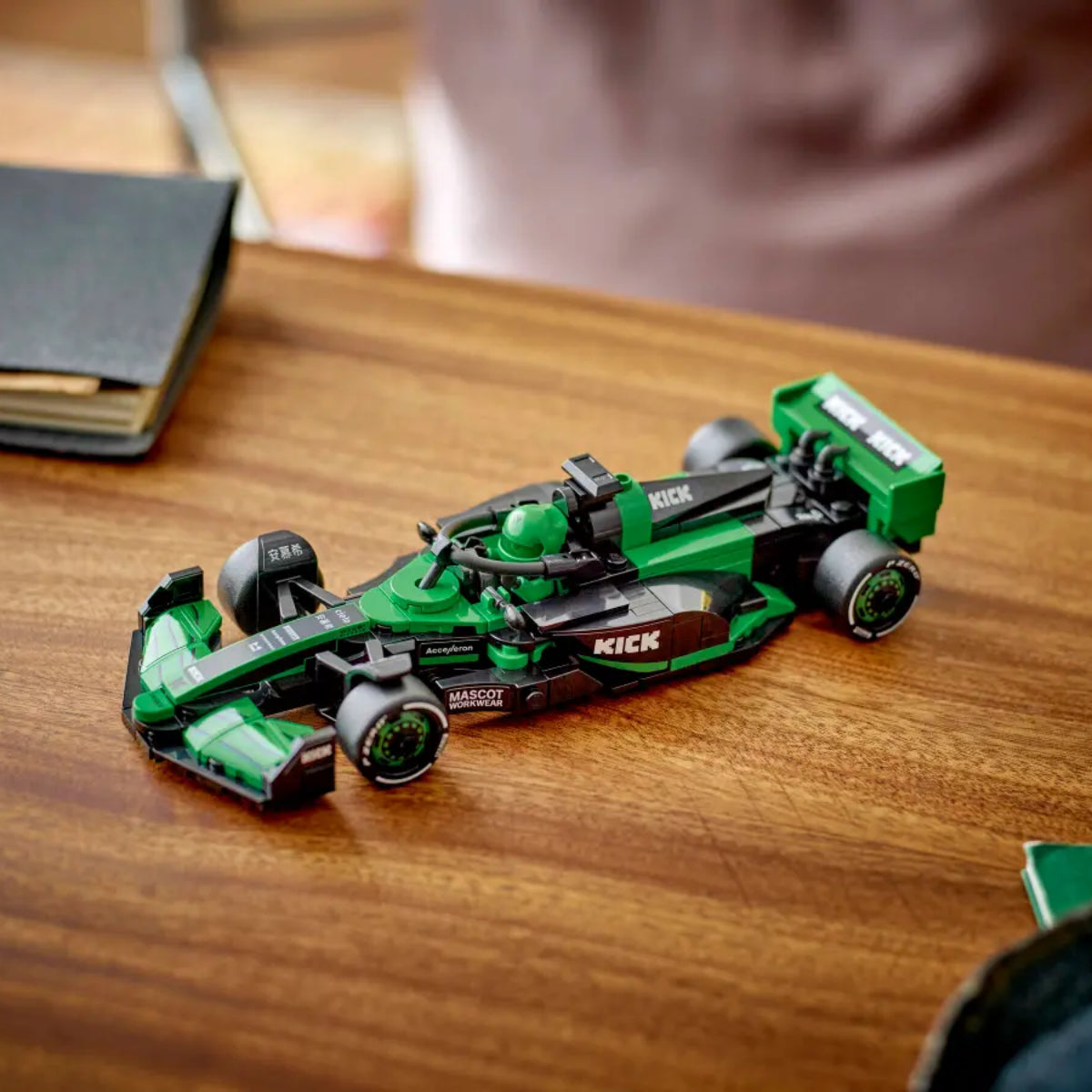 LEGO Speed Champions KICK Sauber F1 Team C44 Race Car Building Toy Set (259-Pieces)