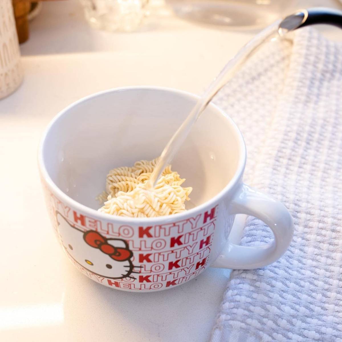 Sanrio Hello Kitty 24 oz Ceramic Soup Mug With Vented Lid - Red