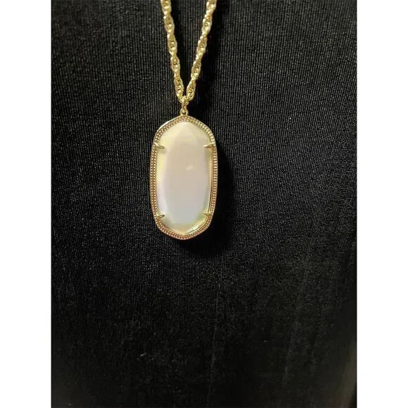 Kendra Scott Rae Necklace – Elegant Gold Chain with White Mother-of-Pearl Pendant