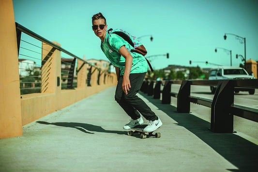 ¡Bum! ¡Oh, oh!
 Patineta Locker Board de 17" de diseño compacto, color negro y rosa 