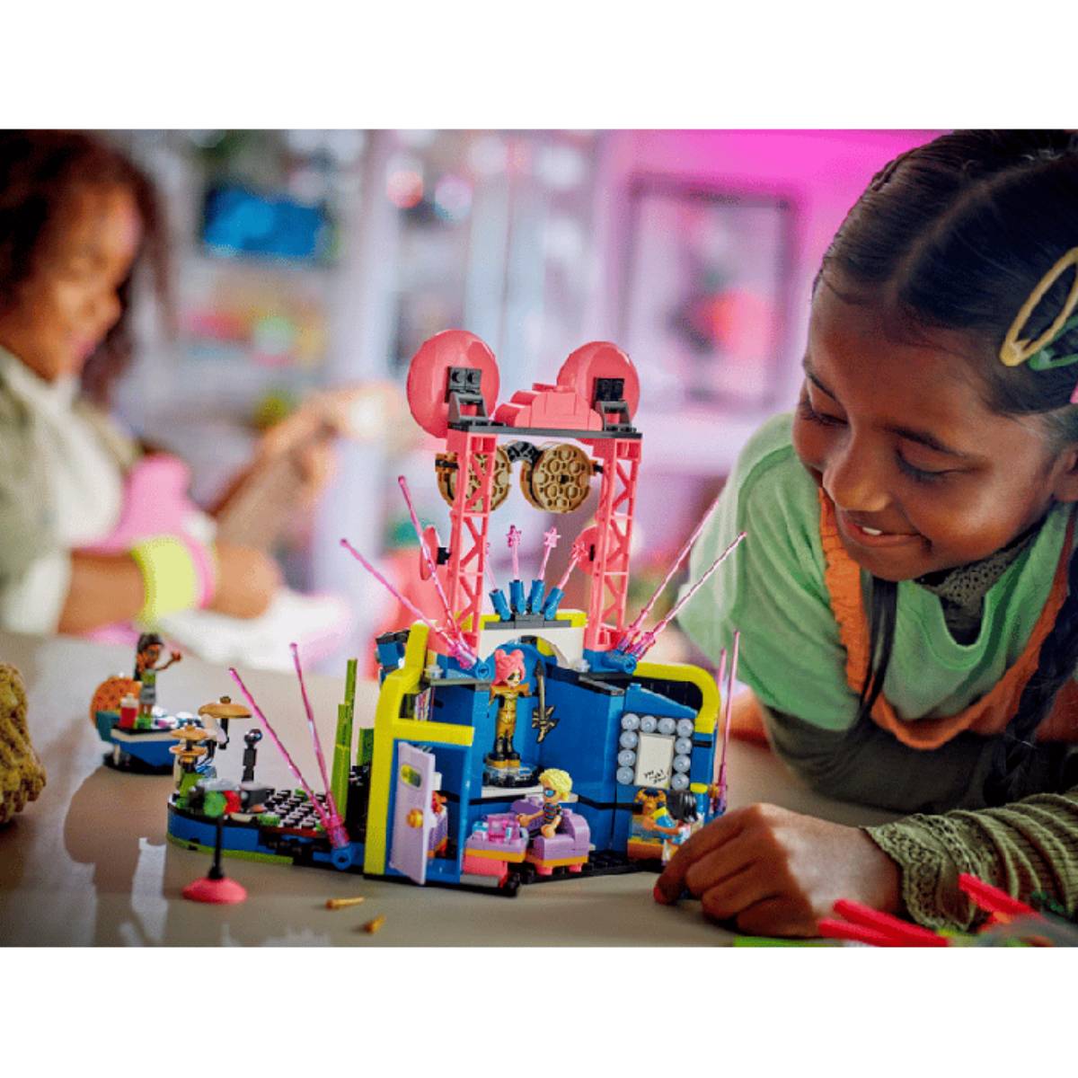 Set de construcción de juguetes LEGO Friends: espectáculo de talentos musicales de Heartlake City (669 piezas)