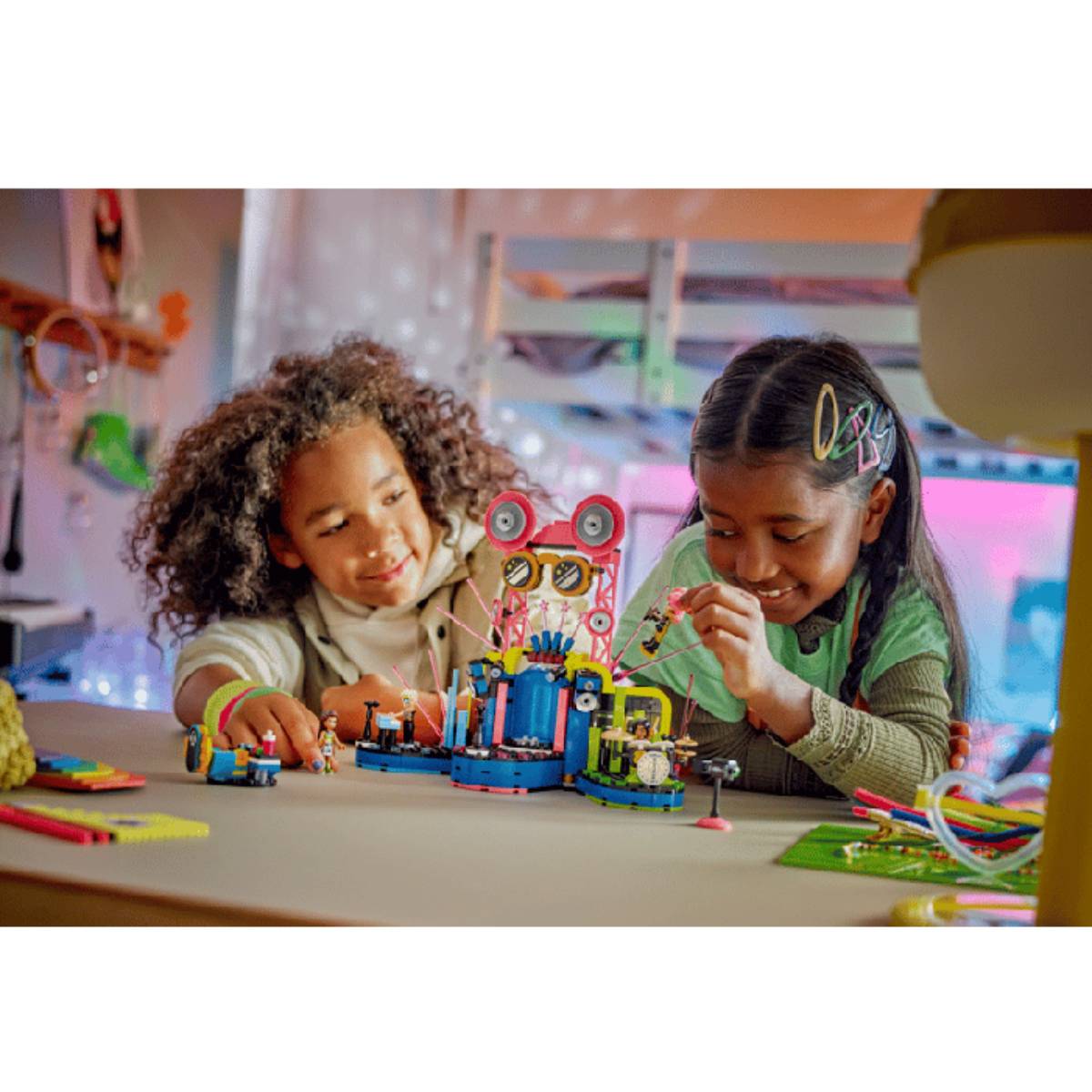 Set de construcción de juguetes LEGO Friends: espectáculo de talentos musicales de Heartlake City (669 piezas)