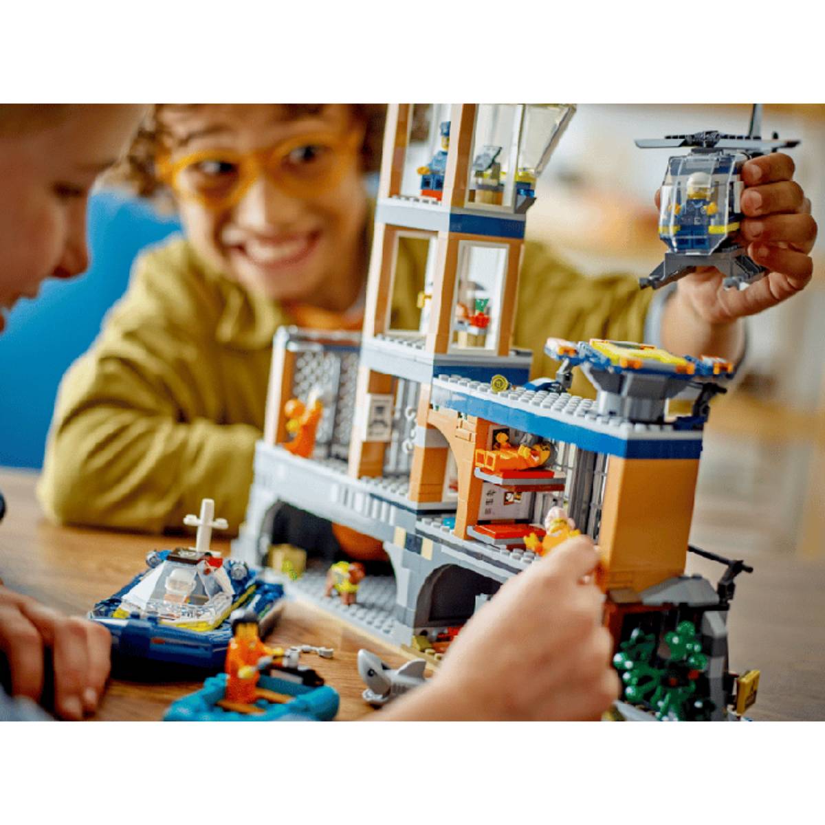 Juego de construcción LEGO City Police Prison Island (980 piezas)