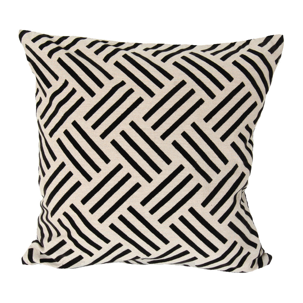Almohada decorativa con diseño de enrejado flocado cuadrado de 20" x 20" de India House, color negro