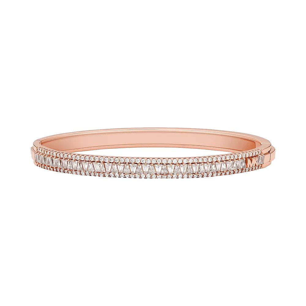 Pulsera tipo brazalete con circonita cúbica baguette y pavé para mujer de Michael Kors en baño de oro rosa de 14 quilates sobre plata de ley.