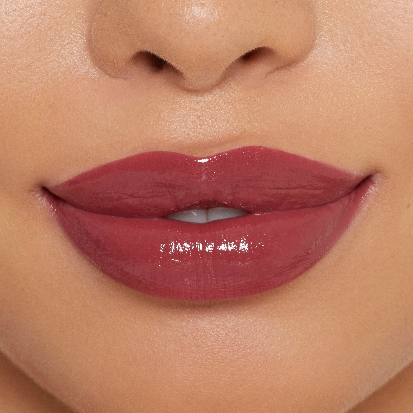 Laca de labios A Whole Lewk Lip Shine de Kylie Cosmetics de 0,09 oz., fórmula no pegajosa