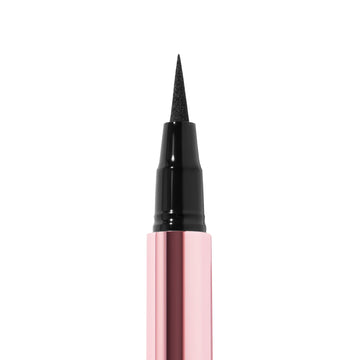 Delineador líquido Overachiever On Point de Beauty Creations, color negro