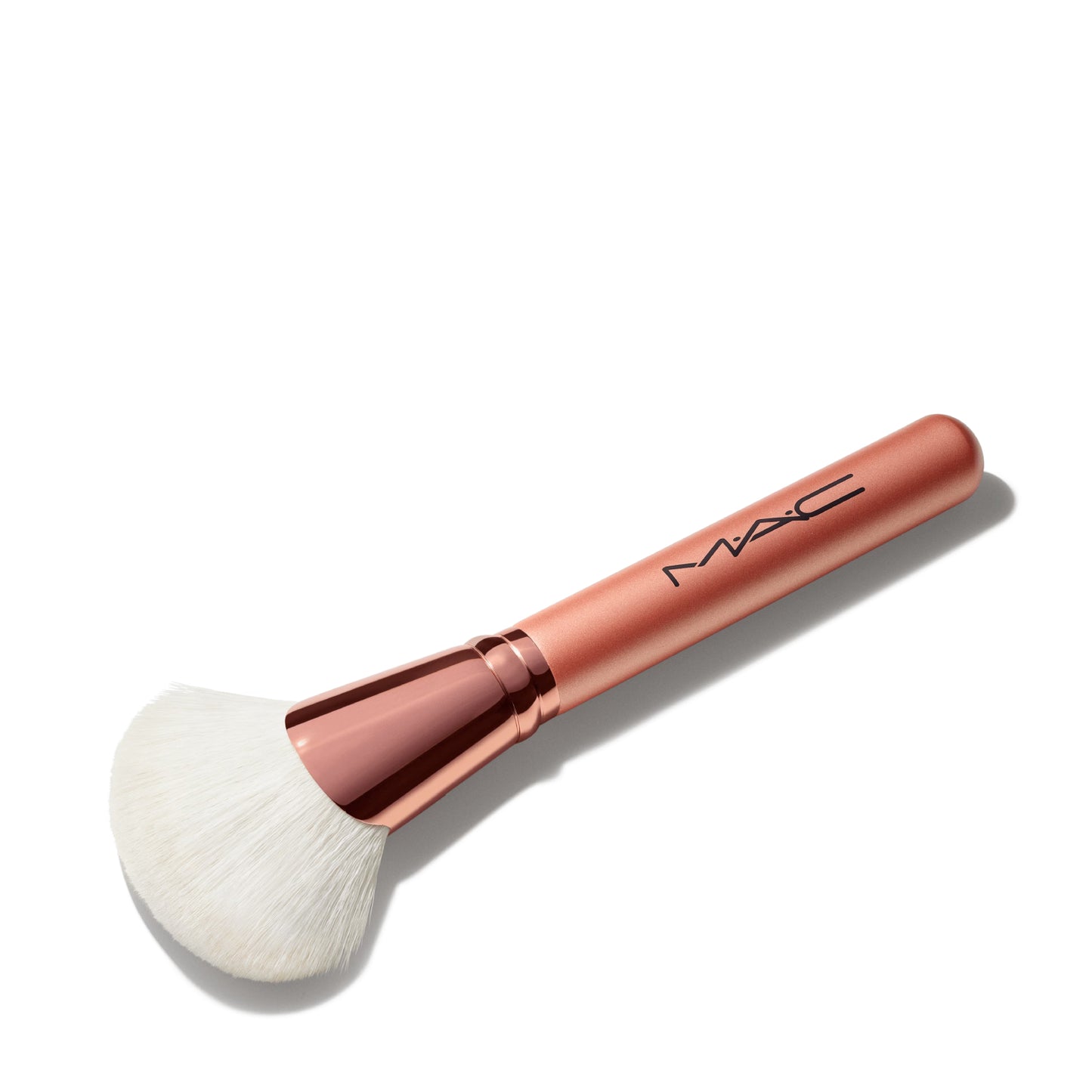 Brocha en abanico para bronceador MAC Cosmetics 143S