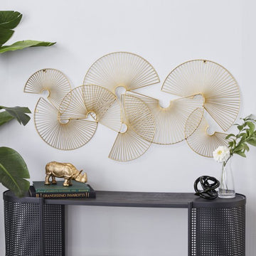 Decoración de pared de media luna Sunburst de 22" de UMA Enterprises CosmoLiving - Dorado