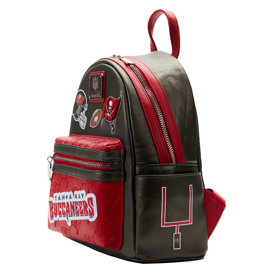 Mochila pequeña Loungefly de 10" con parches de los Tampa Bay Buccaneers de la NFL en poliuretano, color negro y rojo