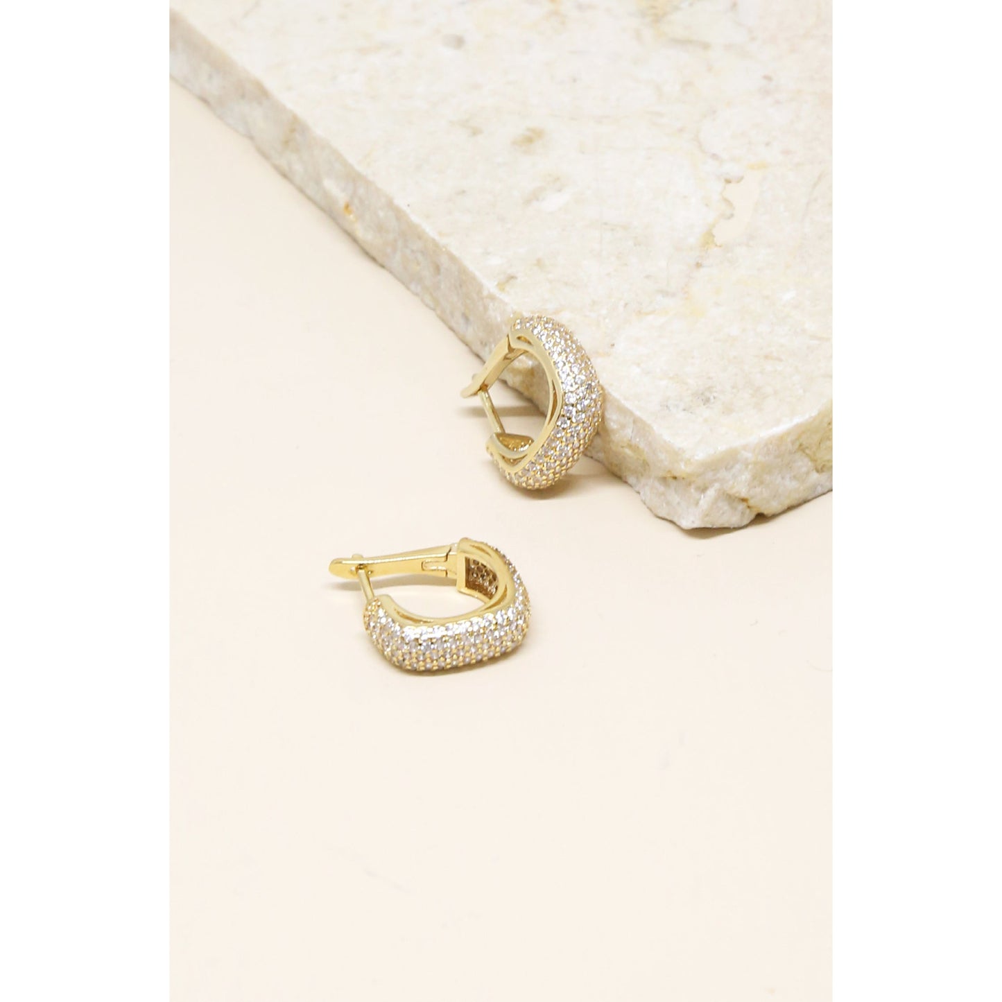 Aros pequeños chapados en oro de 18 k con cristales Little Reminders de Ettika para mujer