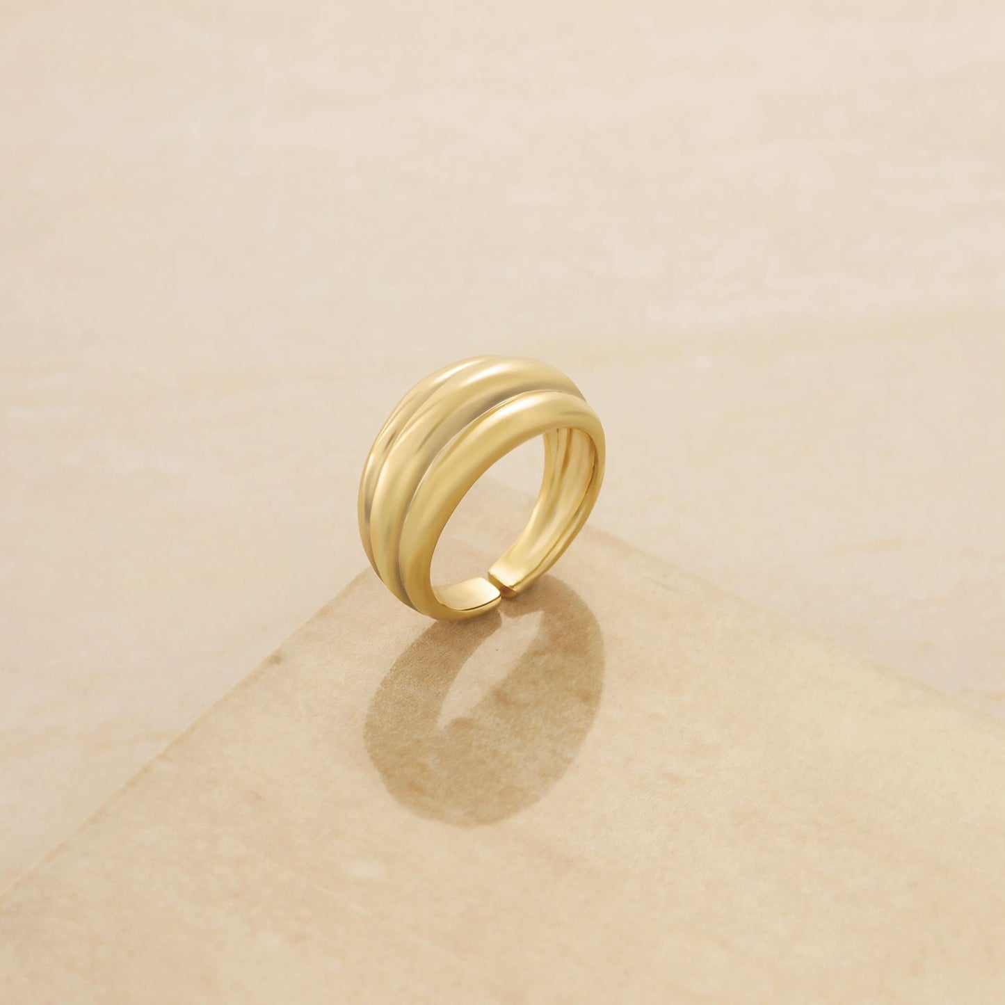 Anillo ajustable con memoria en tono dorado para mujer de Ettika (talla 6)